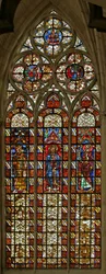 Un vitrail du chœur sud avec grisaille et les prophètes Jonas, Michée et Sophonie